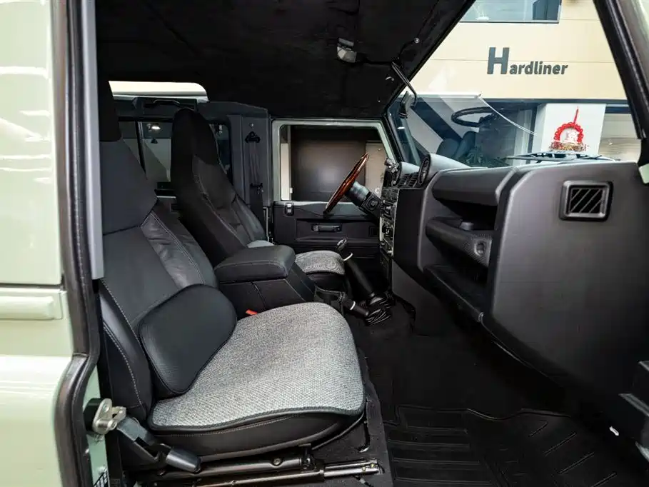 Land Rover Defender фото 9