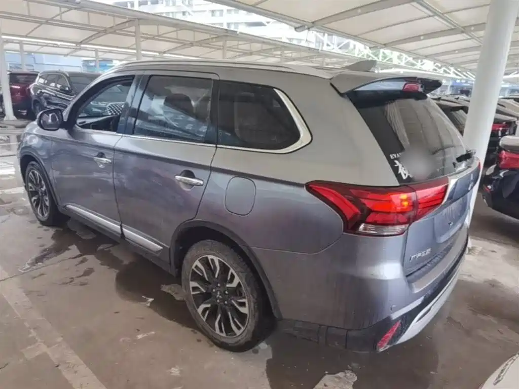MITSUBISHI OUTLANDER