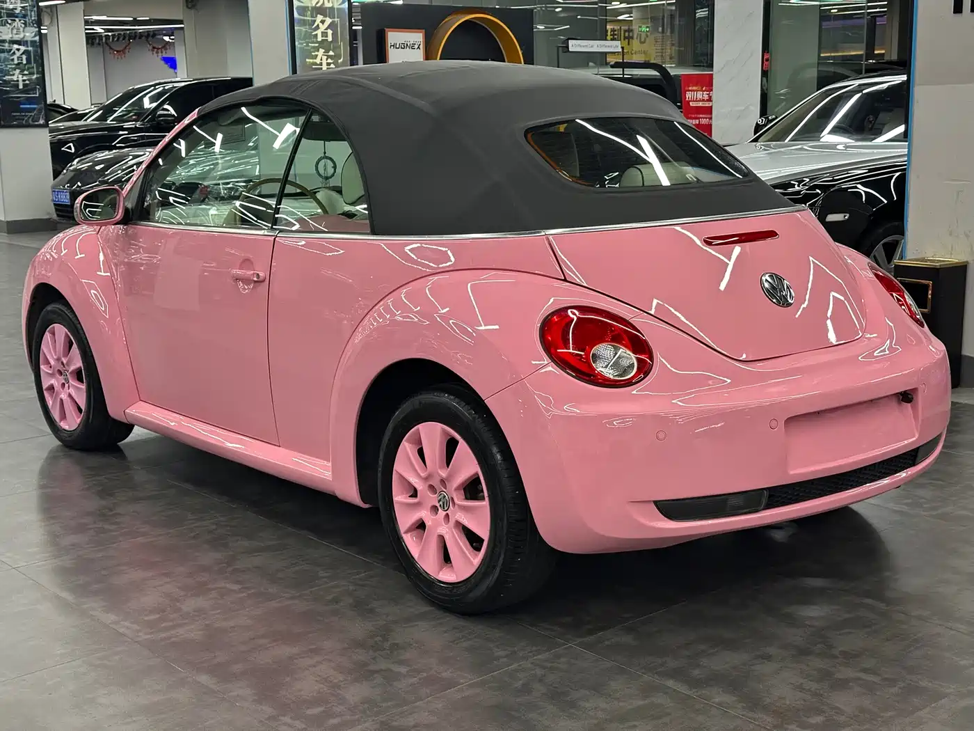 Volkswagen Beetle 2010 Model 2.0 BlackOrange Convertible Luxury Edition фото 6