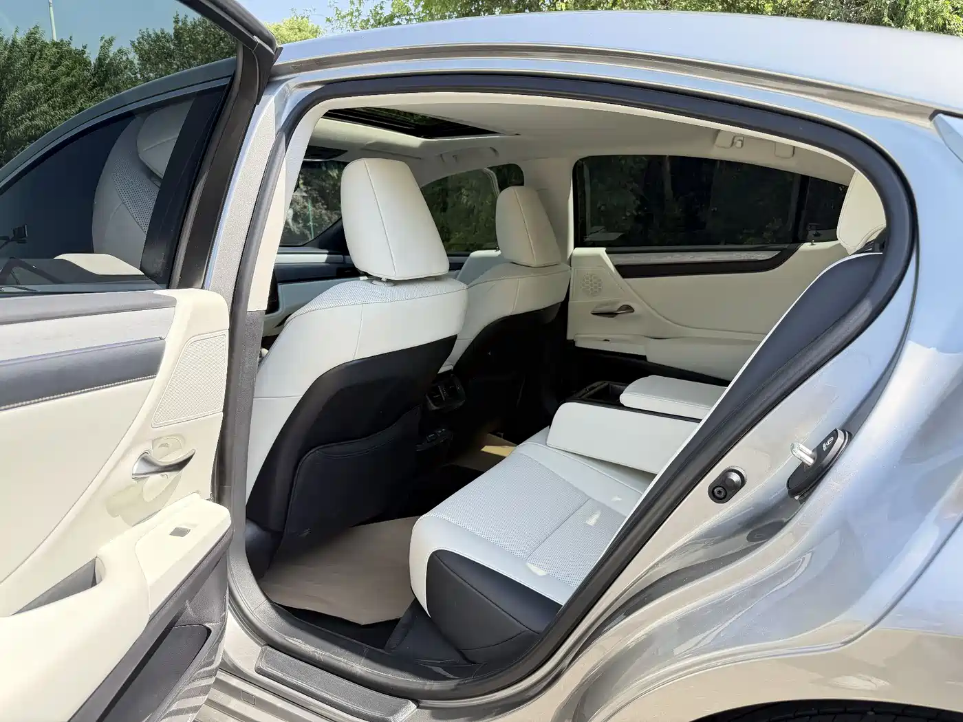 Lexus ES 2025 200 Ultimate Edition фото 8
