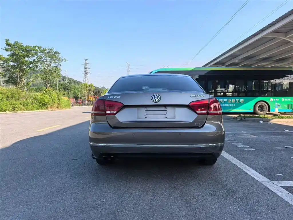 Volkswagen Passat 2014 1.8TSI DSG Luxury Edition фото 8