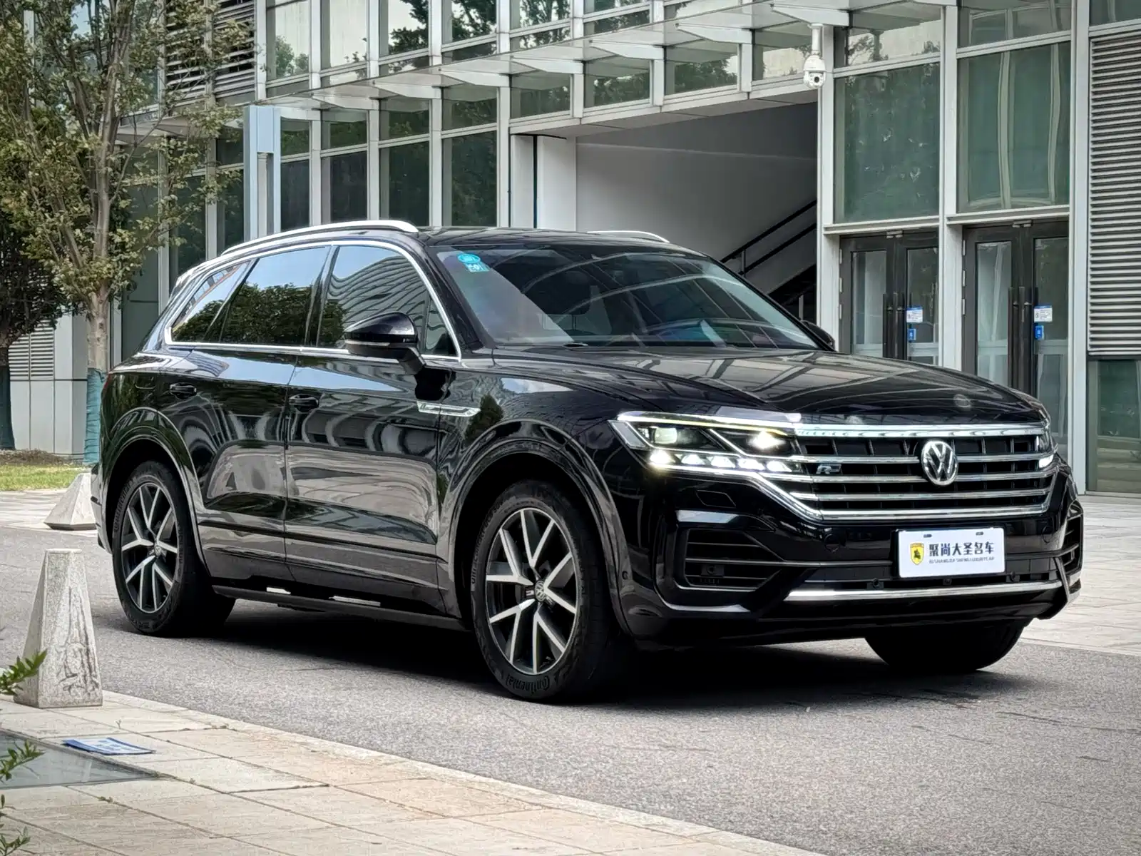 Фото 3 - Volkswagen Touareg