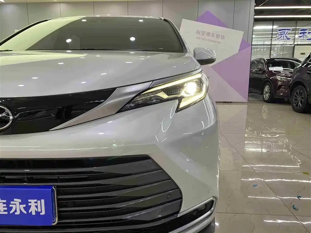 Toyota Sienna 2024 2.5L Hybrid 4WD Premium Edition фото 4