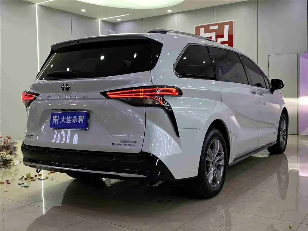 Toyota Sienna 2024 2.5L Hybrid 4WD Premium Edition фото 17