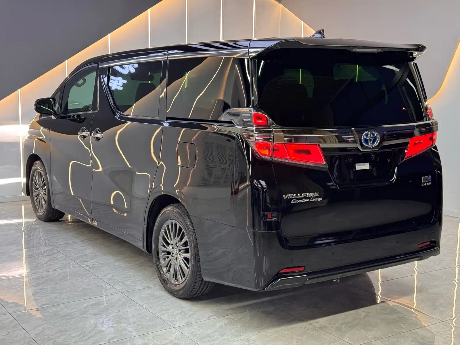 Фото 13 - Toyota Vellfire