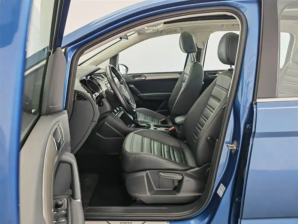 Volkswagen Touran 2018 Touran L 280TSI DSG Frontier Edition 7-Seater China V фото 10