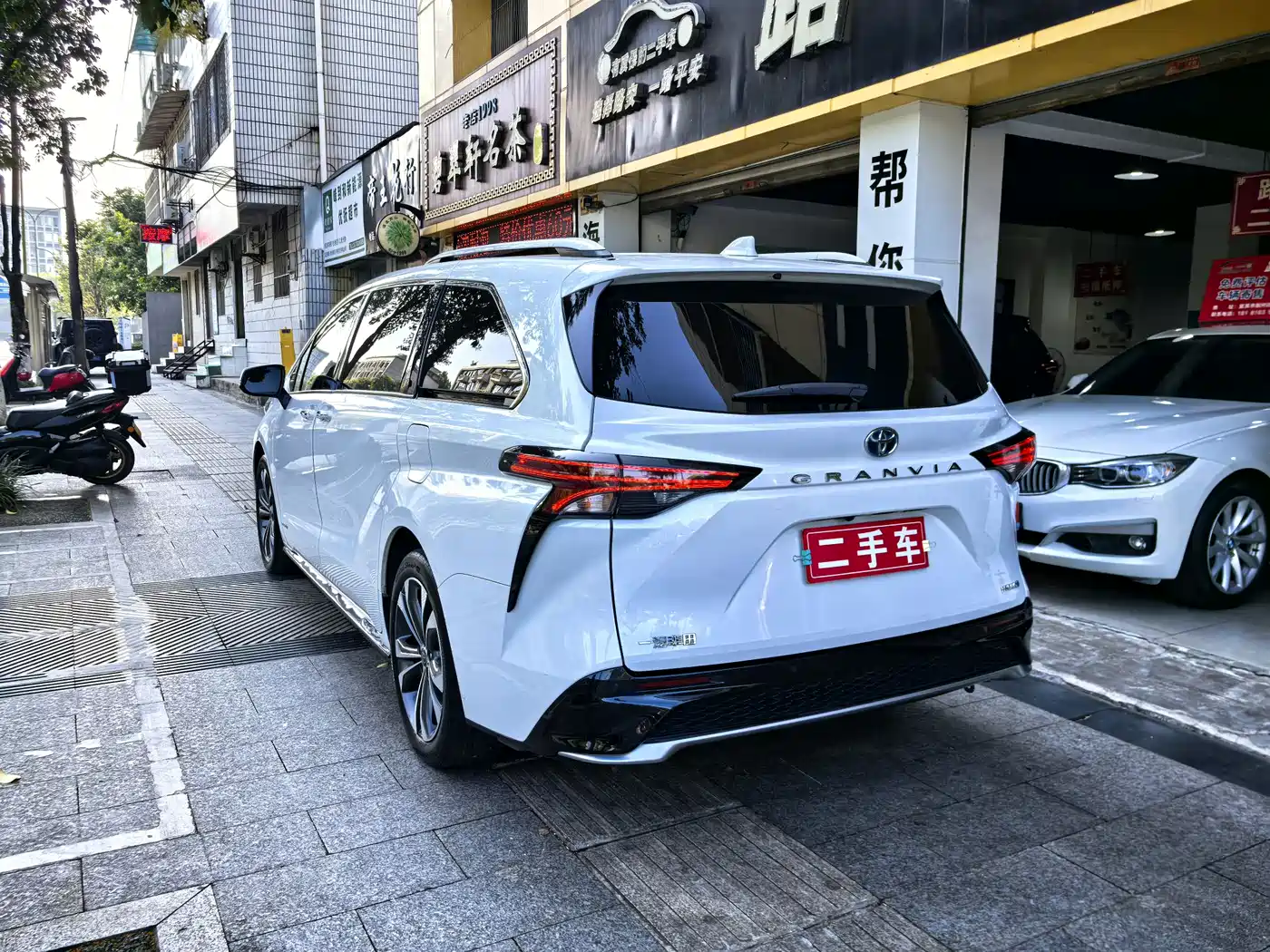 Toyota Granvia 2022 2.5L Hybrid Noble Edition фото 8