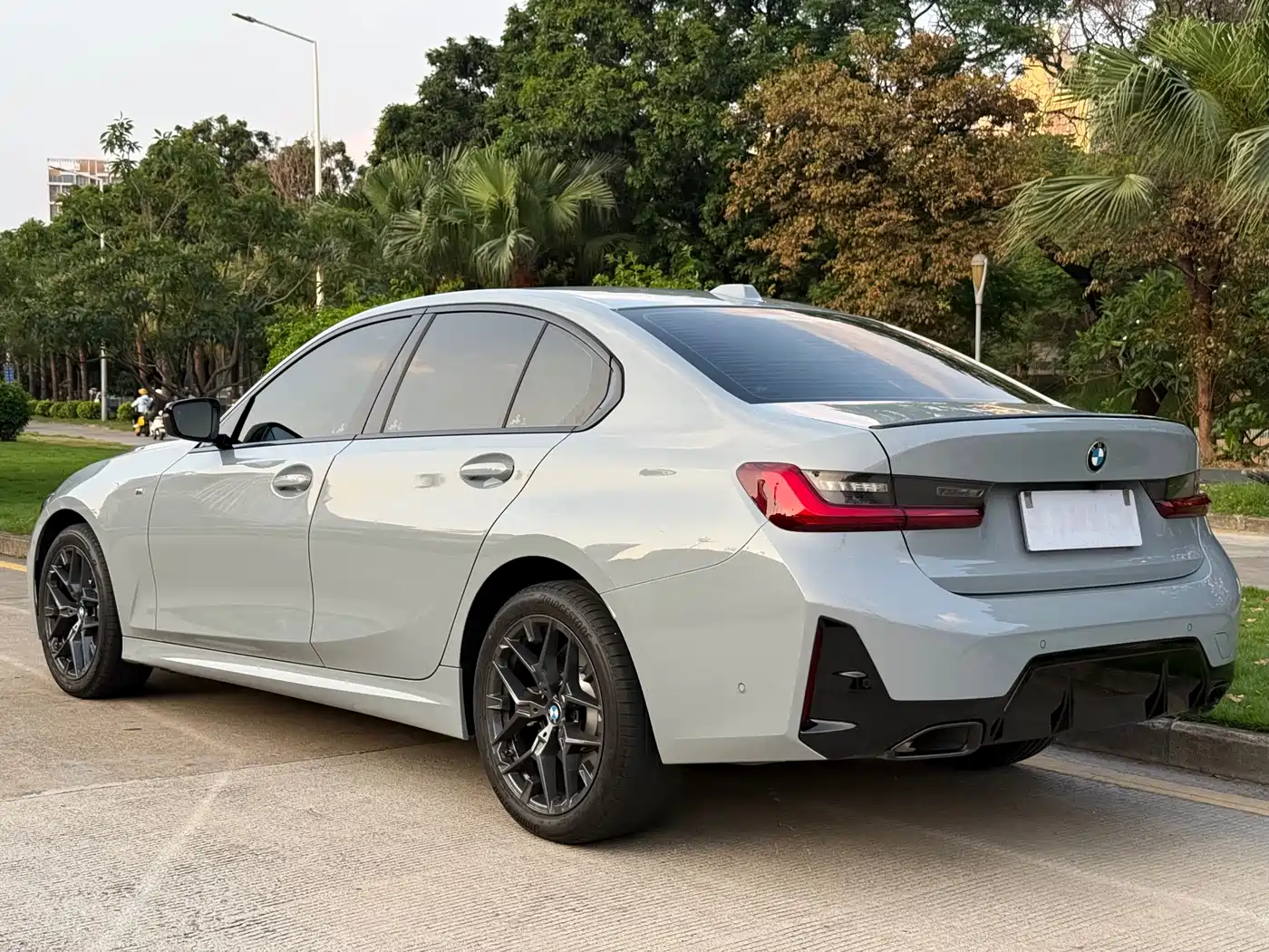 BMW 3 Series 2026 330i M Sport Shadowline Package фото 4