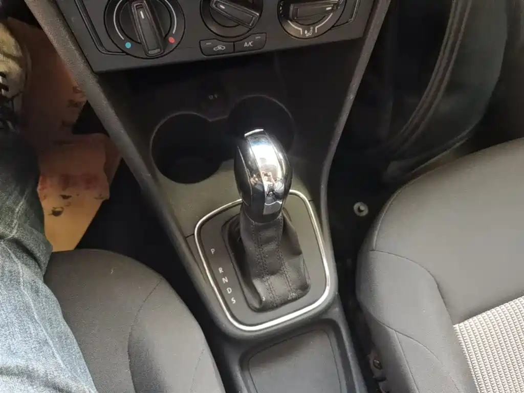 Volkswagen Polo 2016 1.4L Automatic Trend фото 14