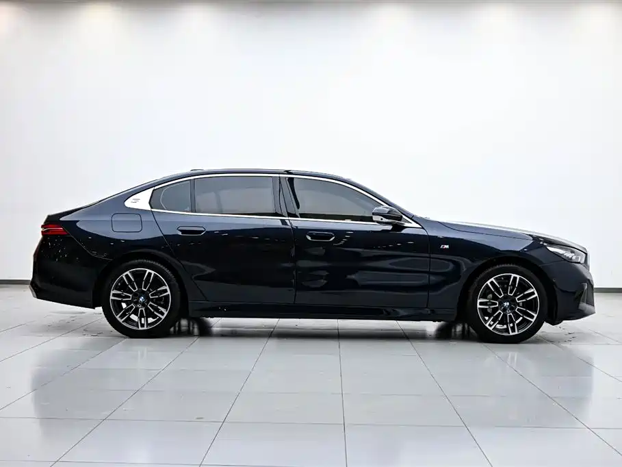 BMW 5 Series 2024 530Li Leading M Sport Package фото 6