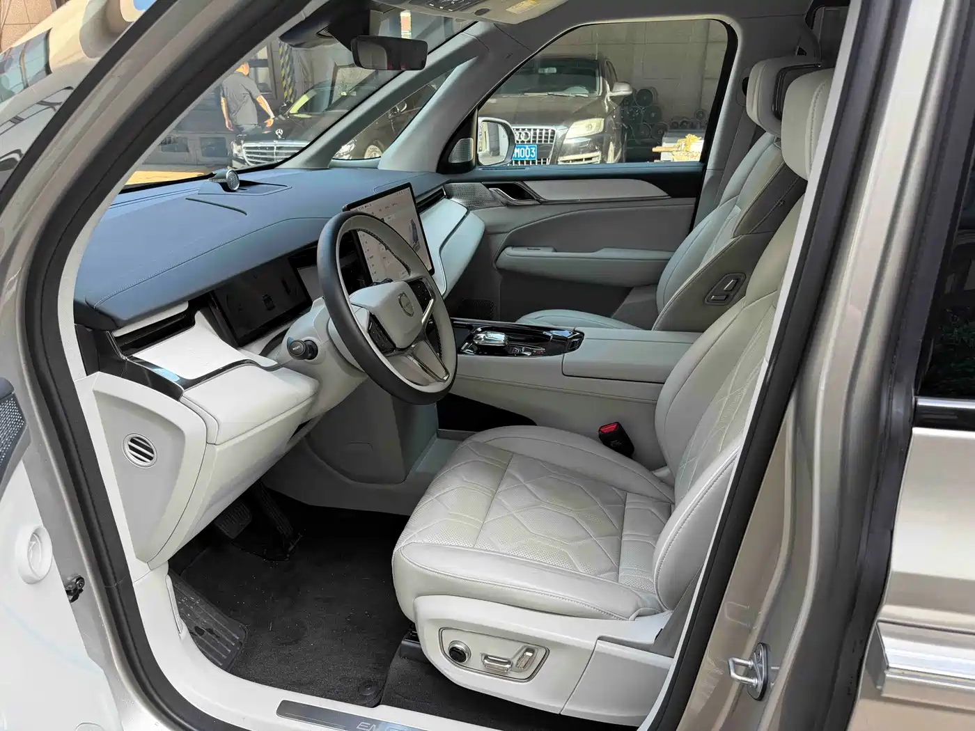Volvo EM90 2024 2025 Ultra Six-Seater