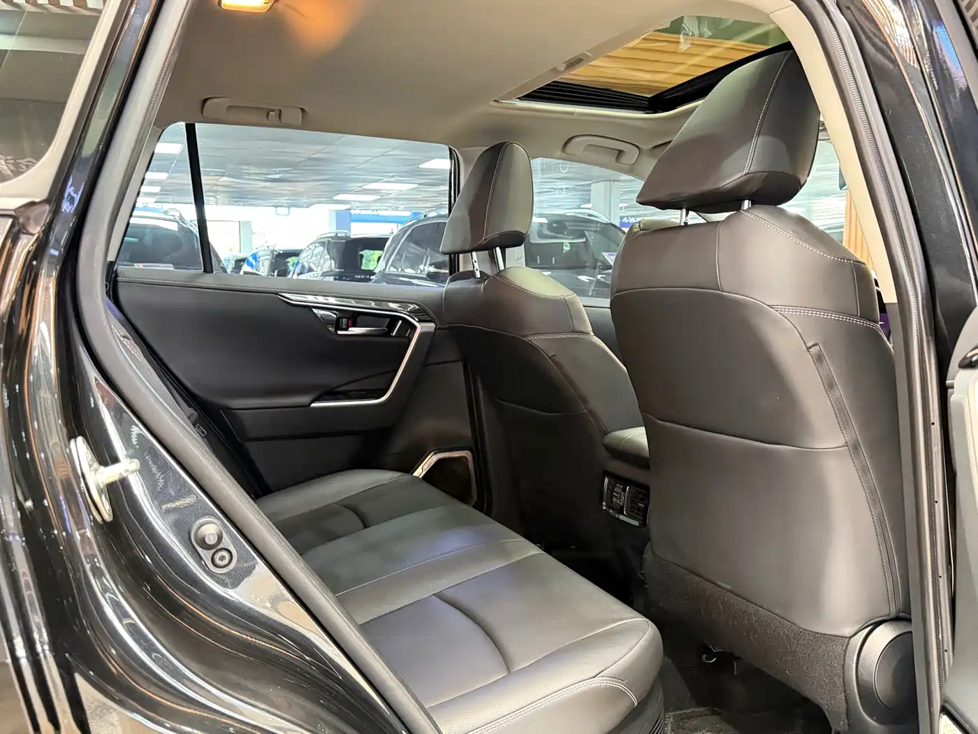 Toyota RAV4 Rongfang 2022 Hybrid 2.5L E-CVT 4WD Elite Plus Edition фото 10