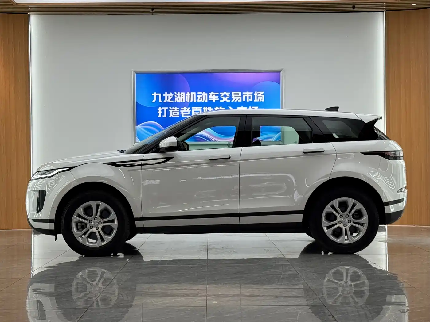 Land Rover Range Rover Evoque 2020 249PS Youth Edition фото 2