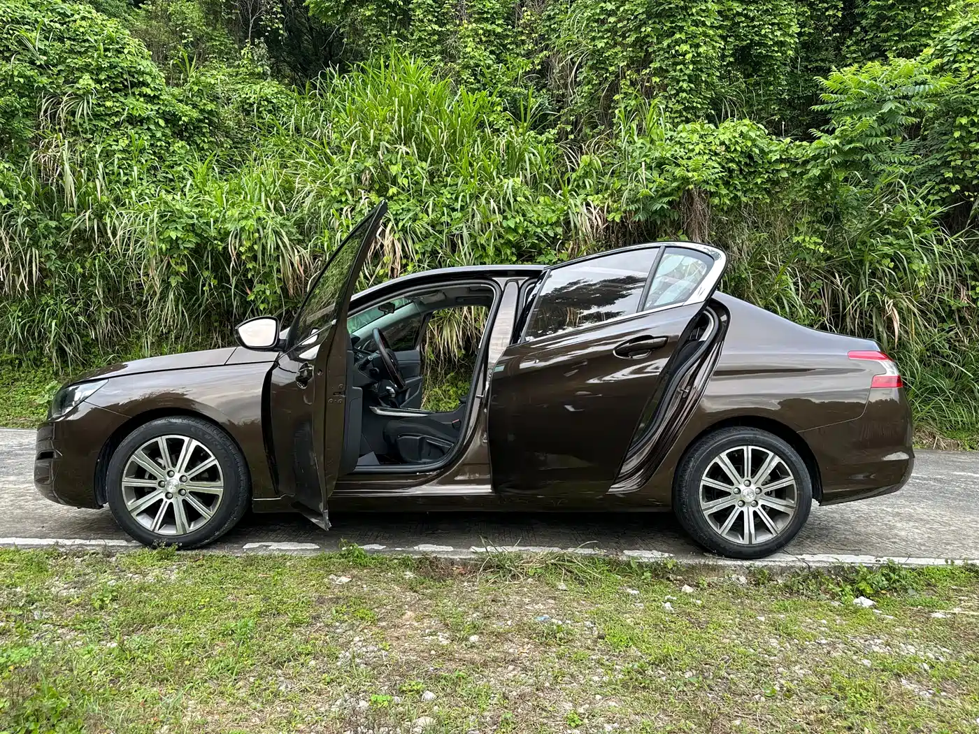 Peugeot 408 2014 1.8L Automatic Luxury Edition фото 2