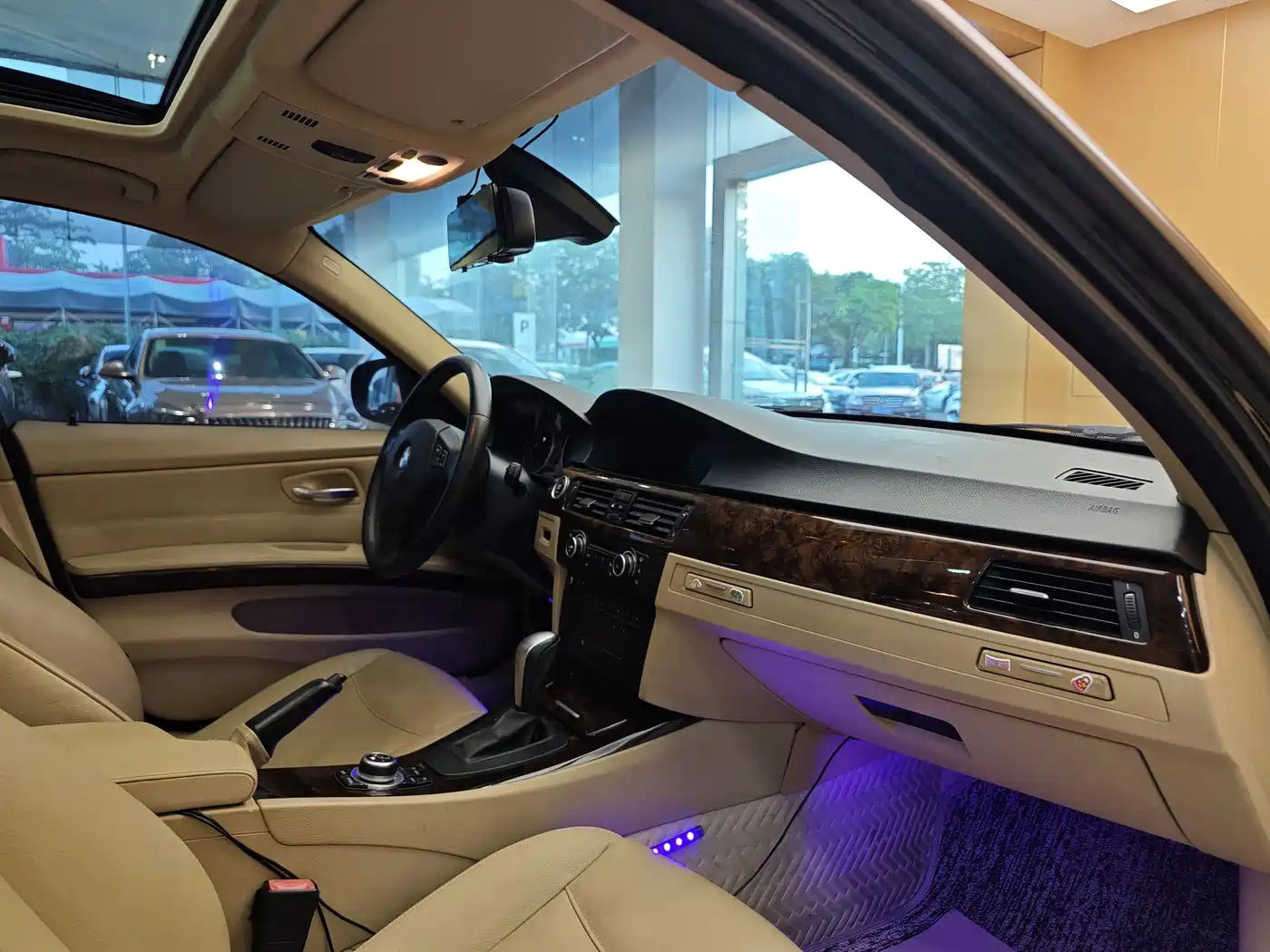 BMW 3 Series 2010 320i Luxury фото 33