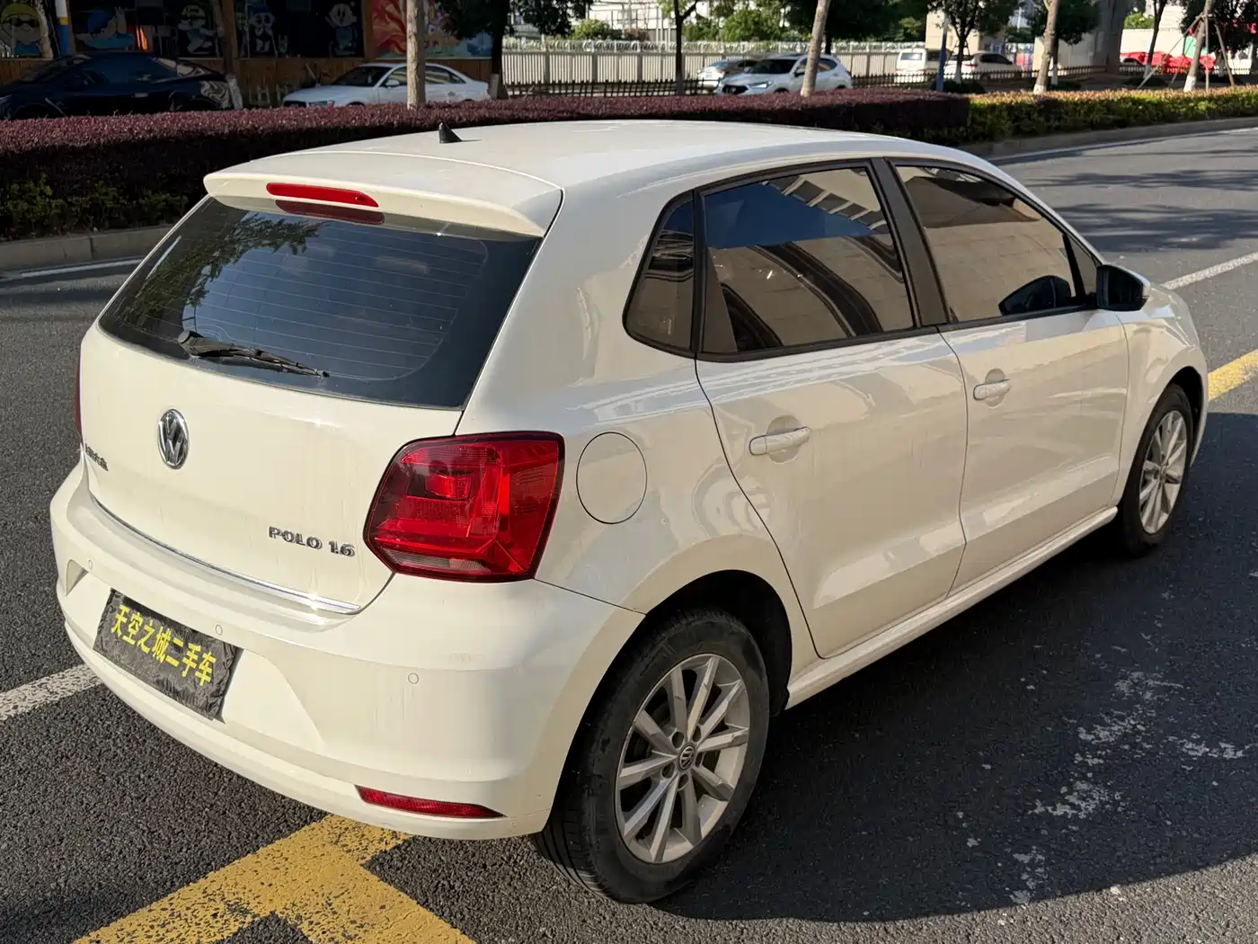 Volkswagen Polo 2014 1.6L Automatic Luxury Edition фото 28