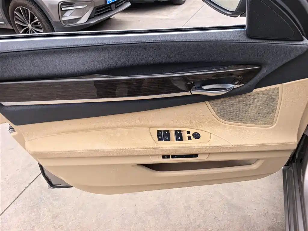 BMW 7 Series 2013 Model 730Li Leading фото 10