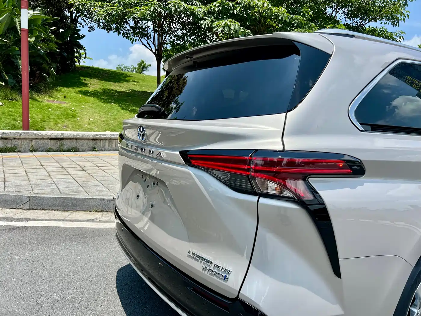 Toyota Sienna 2021 2.5L Hybrid Ultimate Edition фото 31