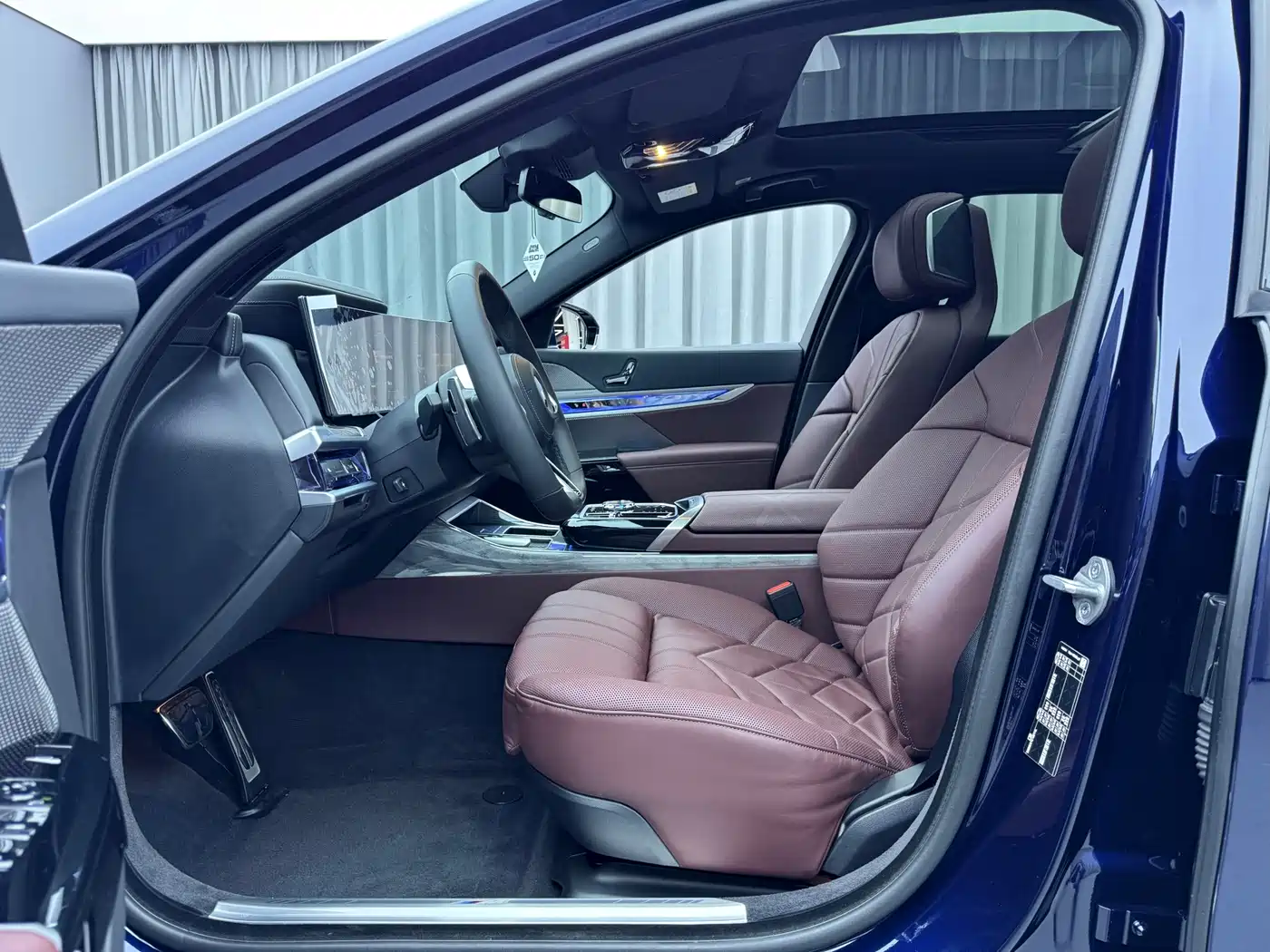 BMW 7 Series 2023 740Li Exclusive M Sport Package фото 27
