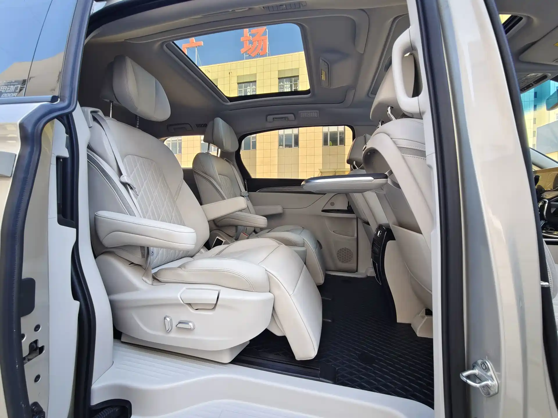 Photo 16 - Buick GL8
