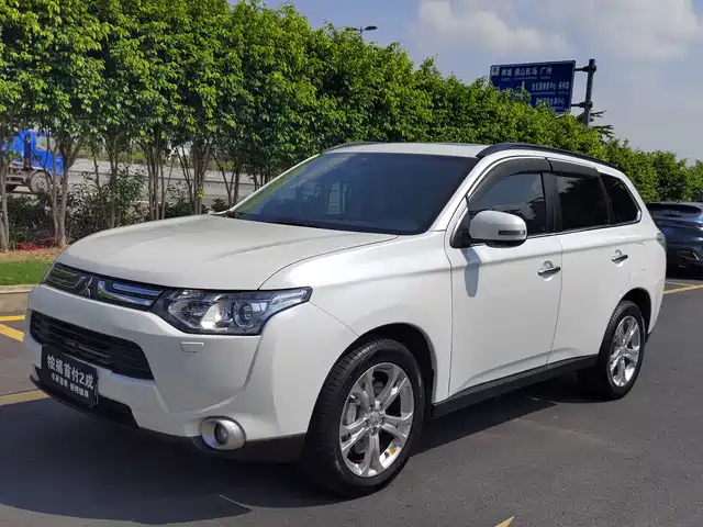  Mitsubishi Outlander (Import) 2014 2.4L 4WD Luxury Value Edition 5-seater