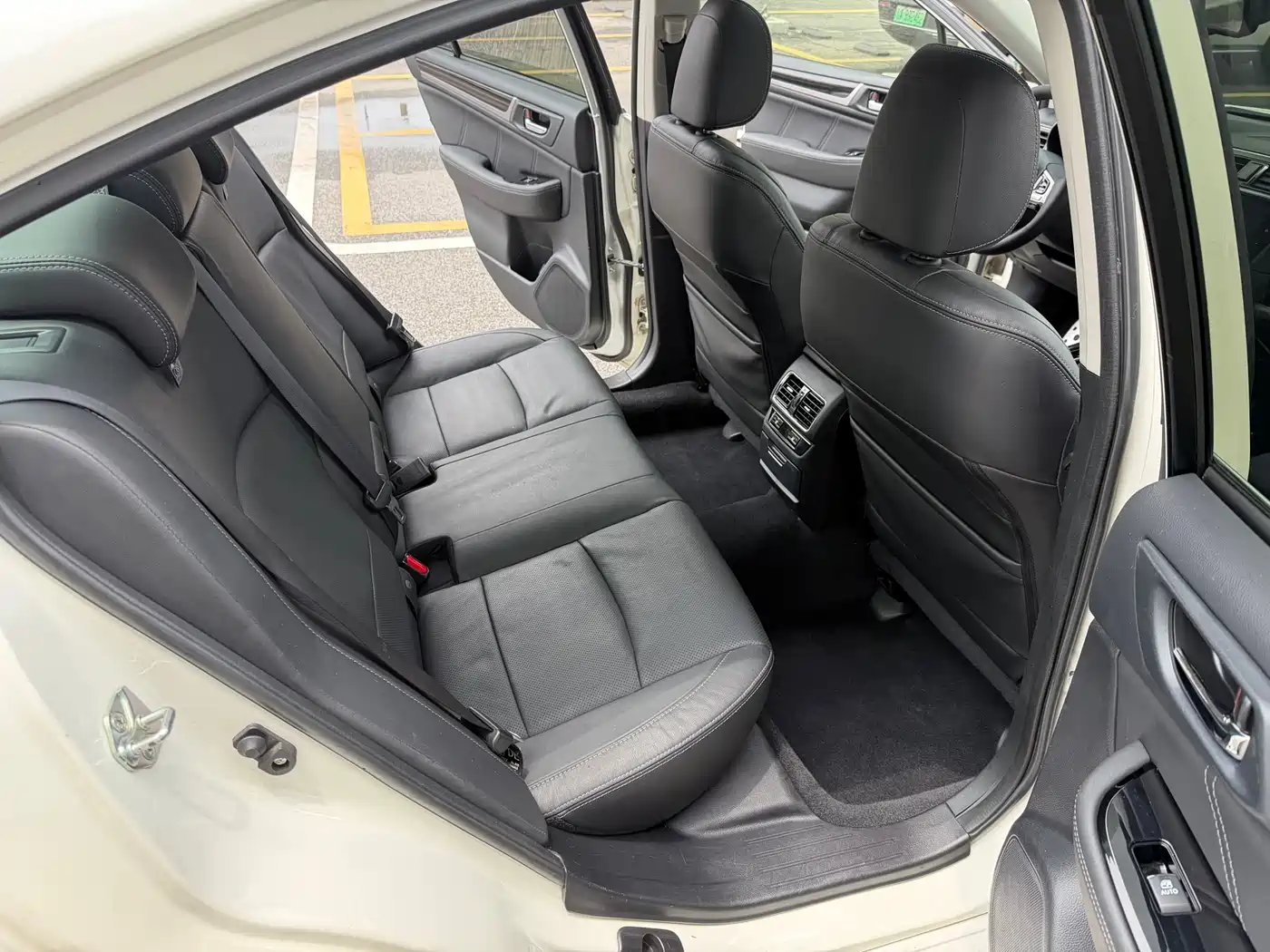 Subaru Legacy 2016 2.5i AWD Glory Edition фото 17