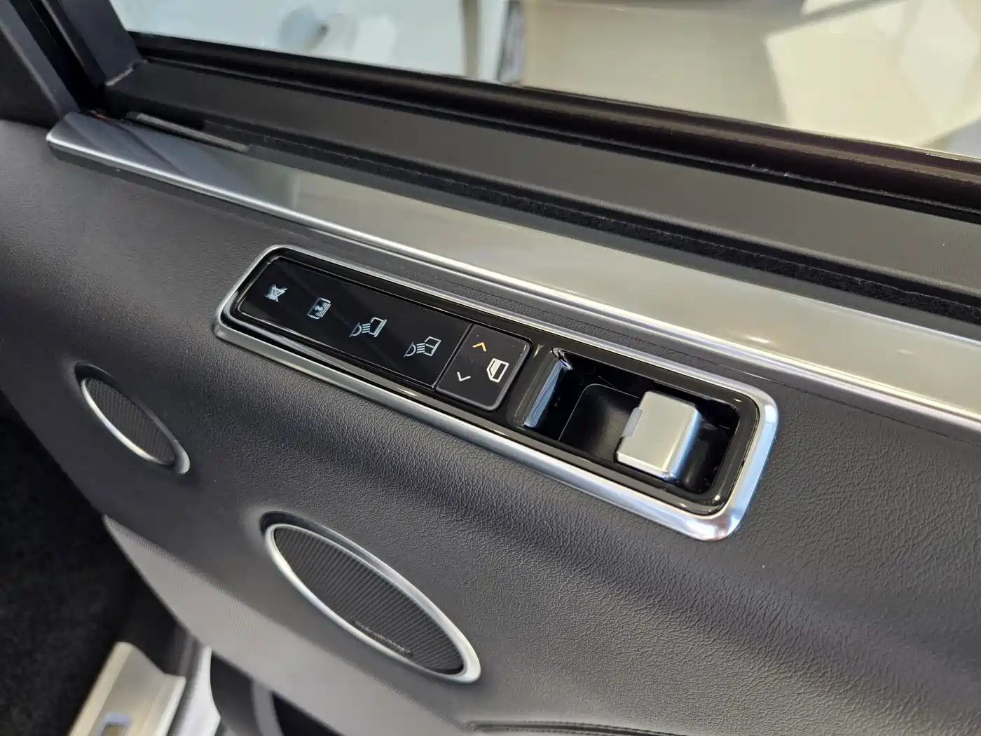 Land Rover Range Rover 2018 3.0 SC V6 Vogue Heritage Extended Edition фото 27