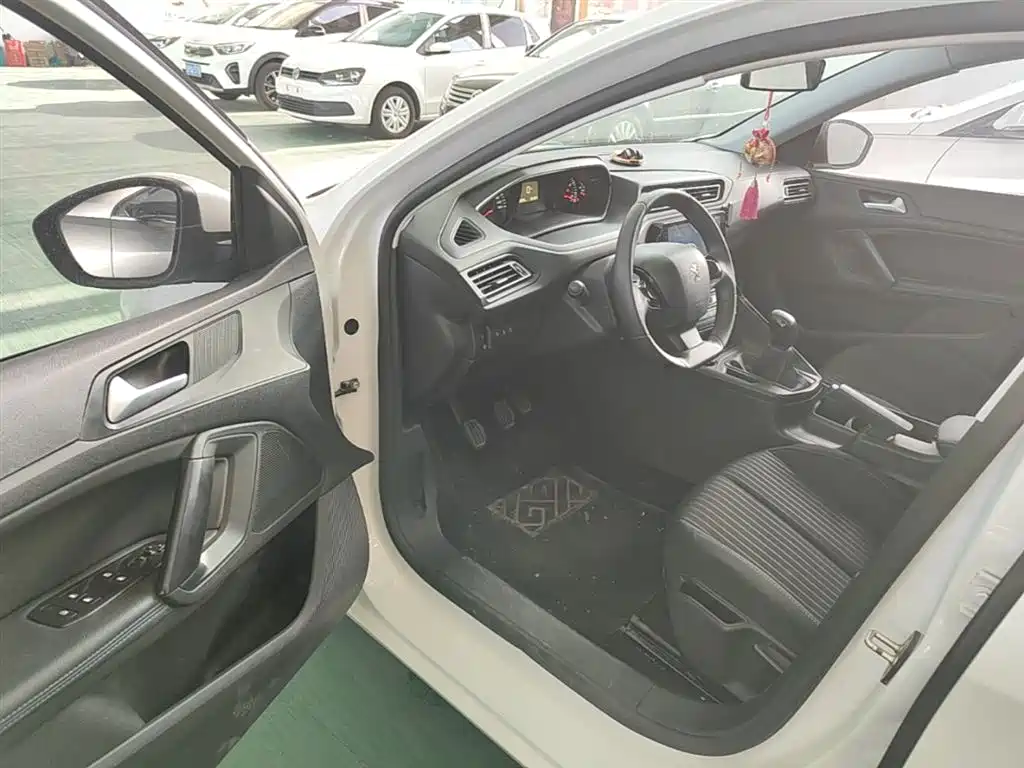 Peugeot 308 2016 1.6L Manual Fashion фото 16