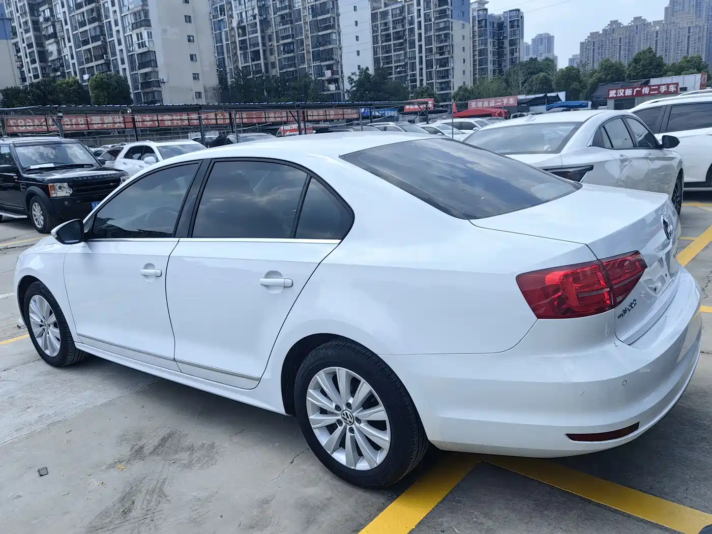 Volkswagen Sagitar 2015 1.6L Automatic Comfort фото 6