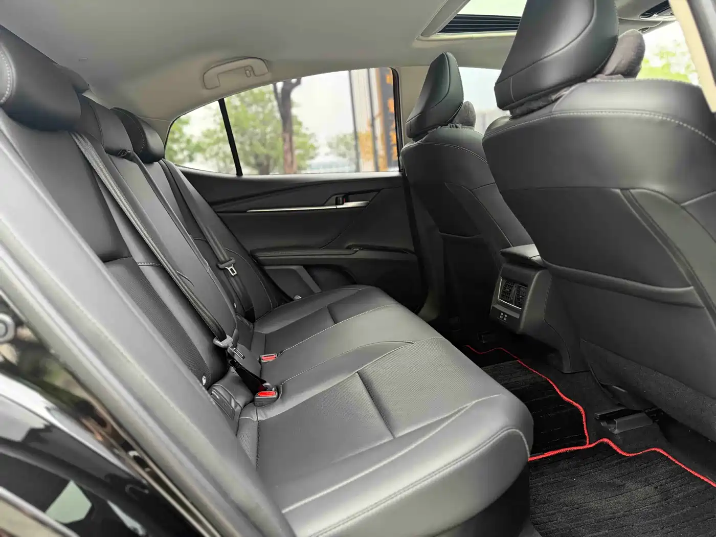 Toyota Camry 2026 Hybrid 2.0HSE Sport Lite Edition фото 7