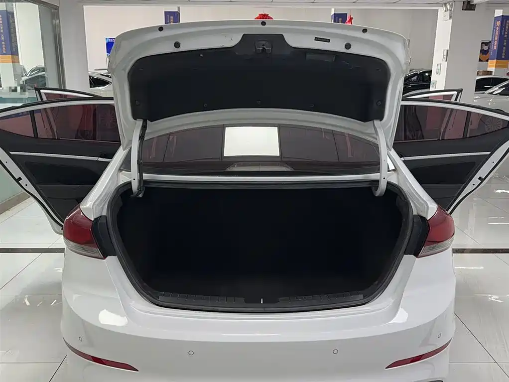 Hyundai Elantra 2016 Model 1.6L Automatic Smart Elite фото 17