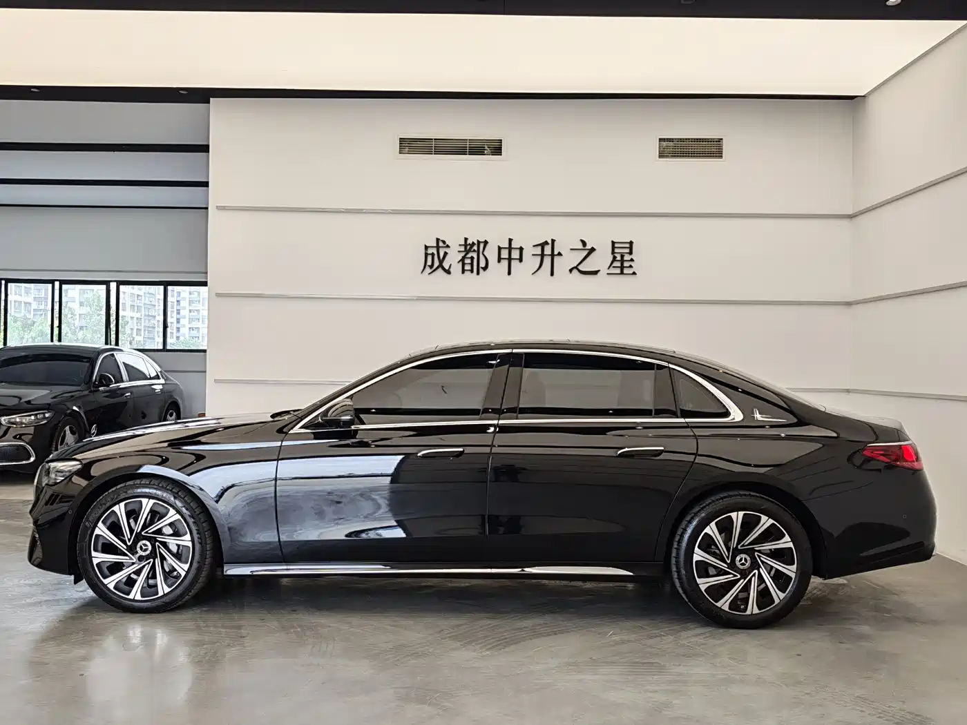 Mercedes-Benz E-Class 2024 Model E 300 L Luxury фото 2