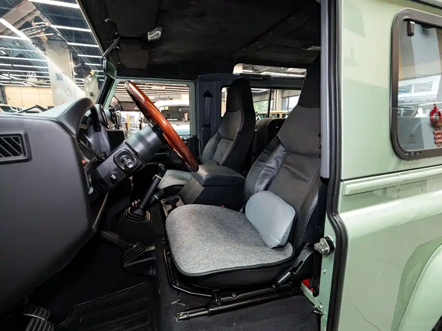Land Rover Defender фото 7