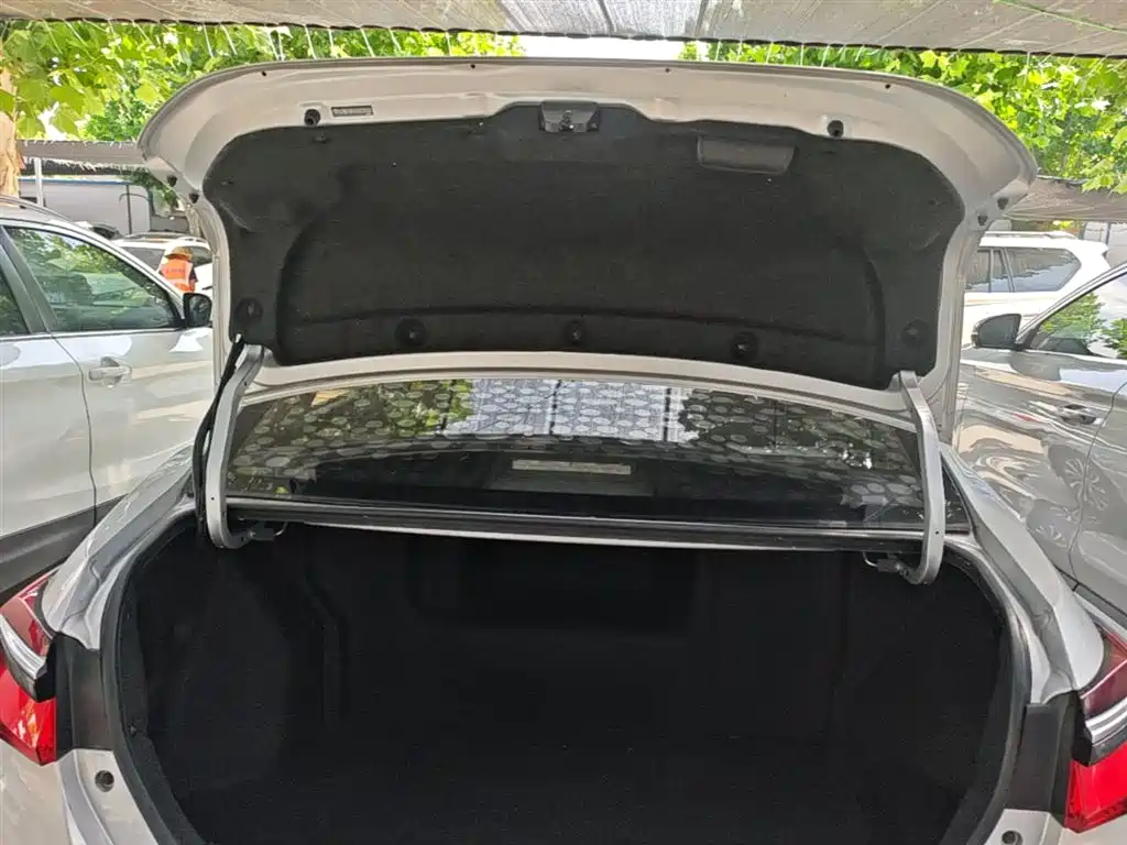Toyota Corolla 2017 Facelift Hybrid 1.8L E-CVT Elite Edition фото 19