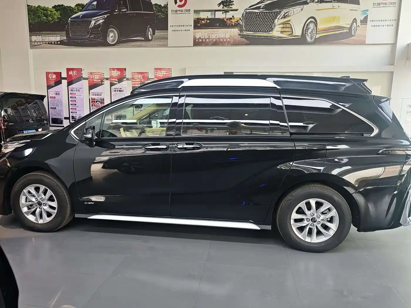 Toyota Granvia 2024 2.5L Hybrid Comfort фото 3