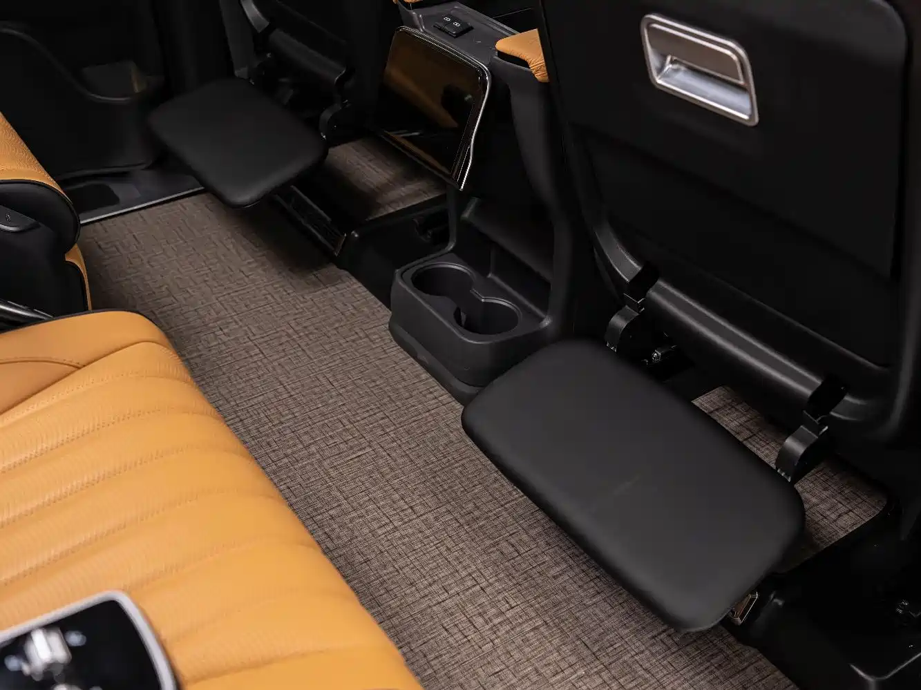 Toyota Granvia 2024 2.5L Hybrid Comfort фото 16