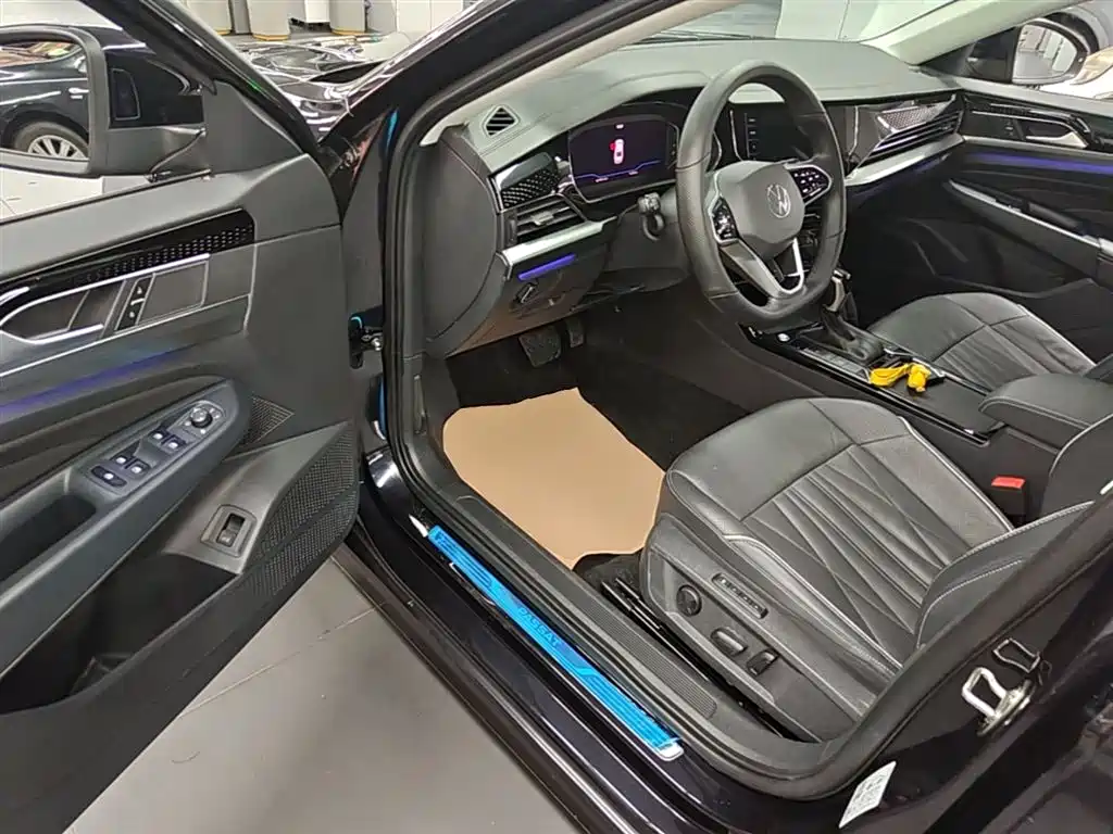 Volkswagen Passat 2022 330TSI Starlight Luxury Edition фото 16