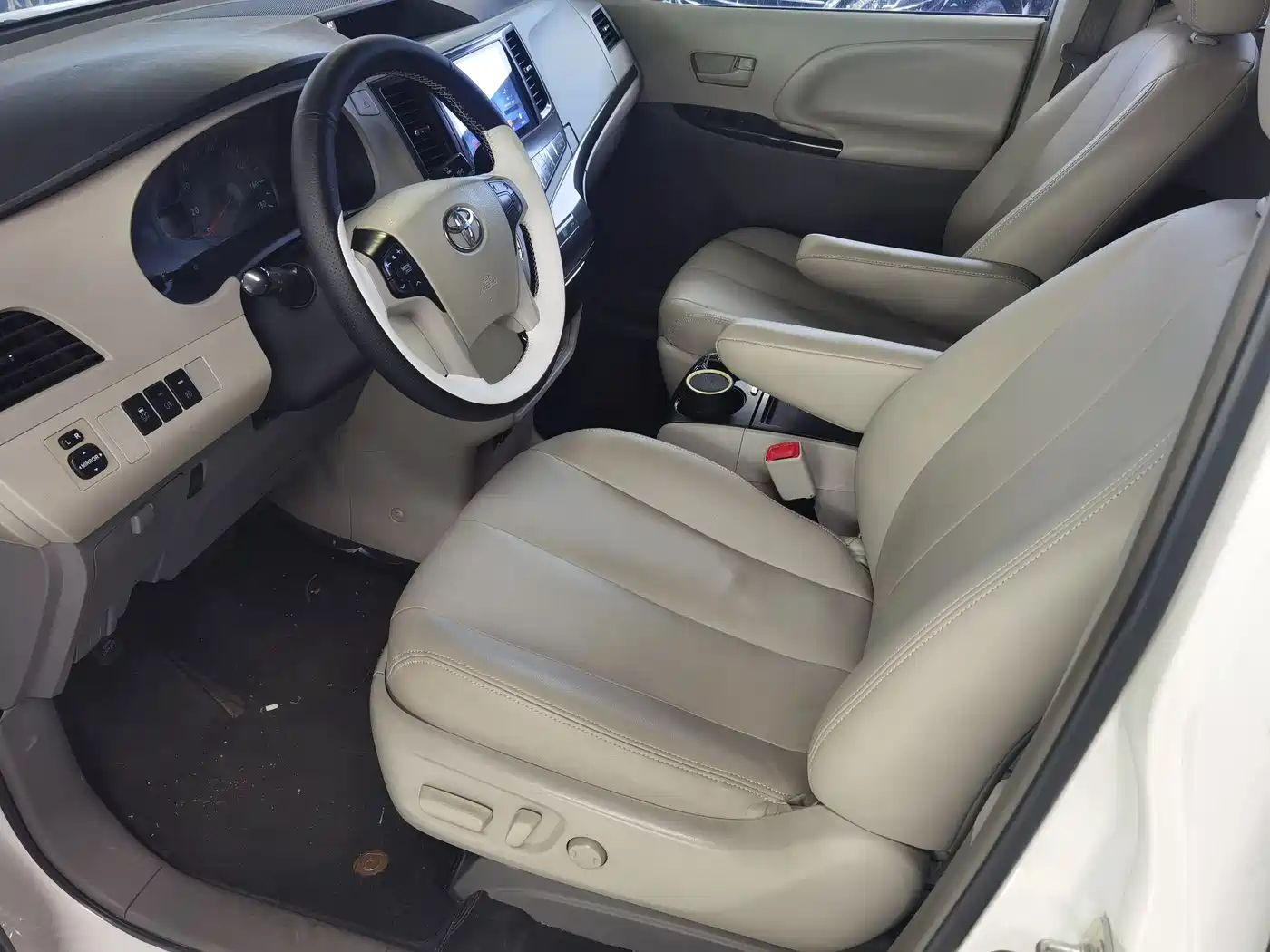 Toyota Sienna 2011 3.5L 4WD Automatic фото 5