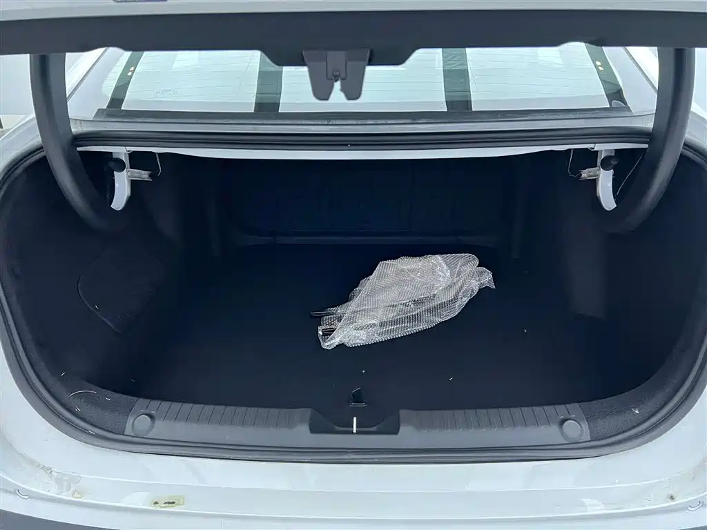 Geely Galaxy Galaxy L6 2025 EM-i 140km Explorer+ Edition фото 11