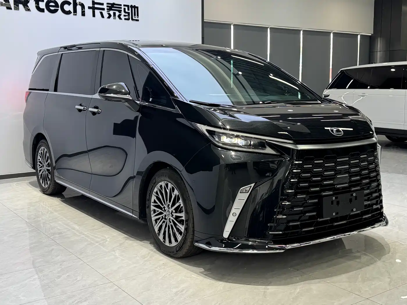 Lexus LM 2023 500h 6-Seater Prestige Edition фото 3