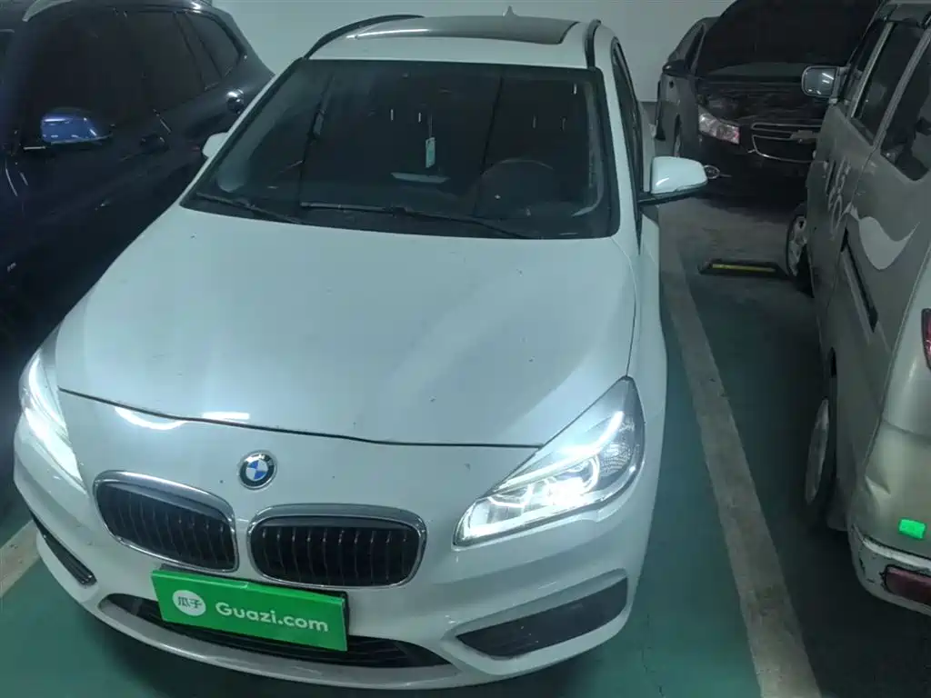 BMW 2 Series Touring 2016 218i Sport Design Package фото 3