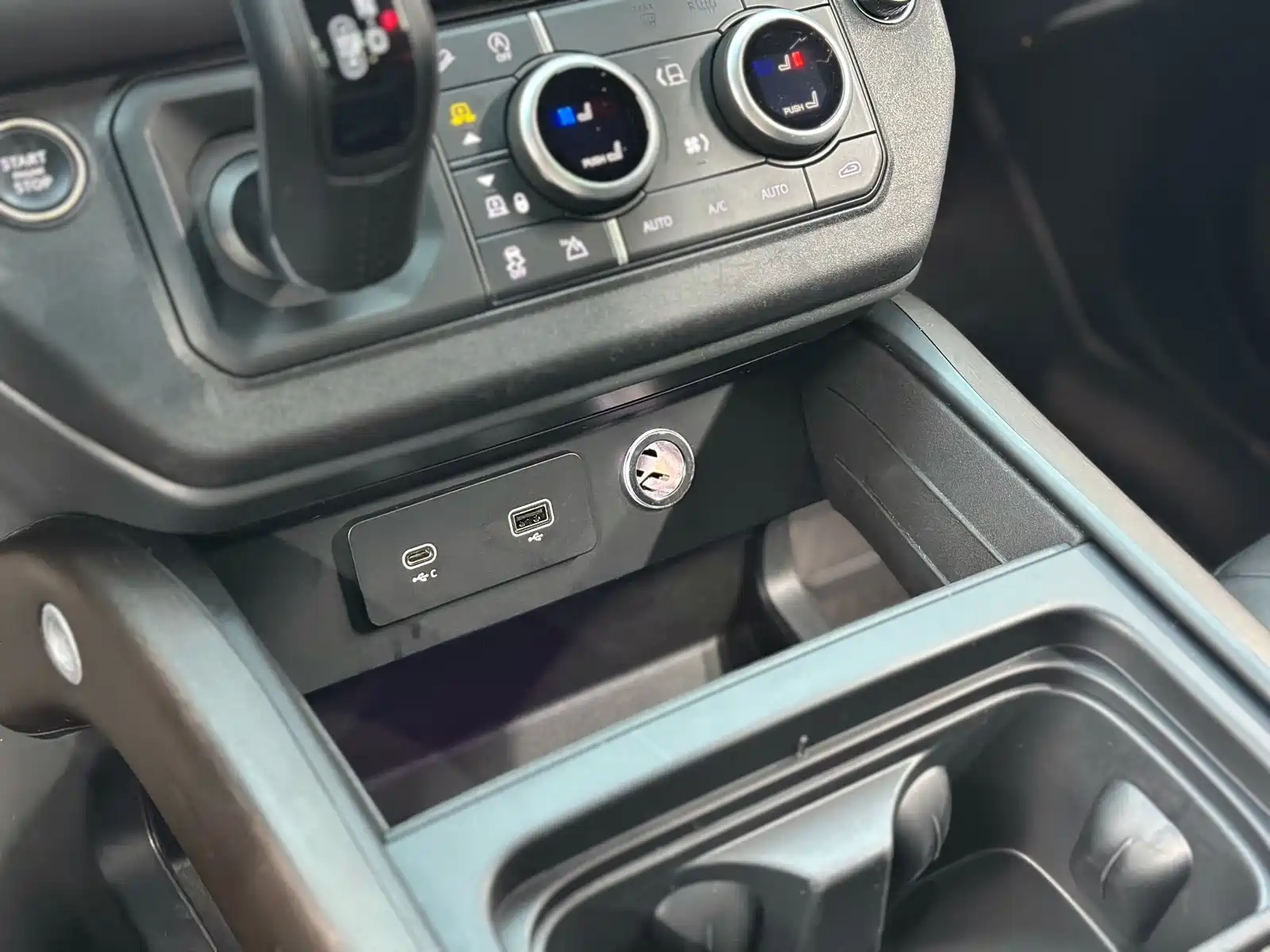 Photo 14 - Land Rover Defender