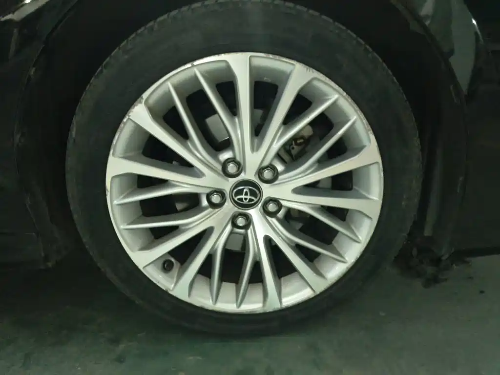 Фото 24 - Toyota Camry