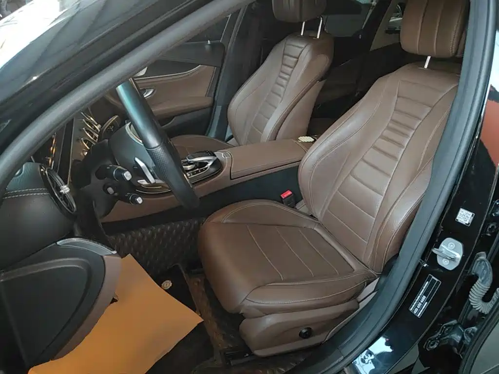 Фото 15 - Mercedes-Benz E-Class