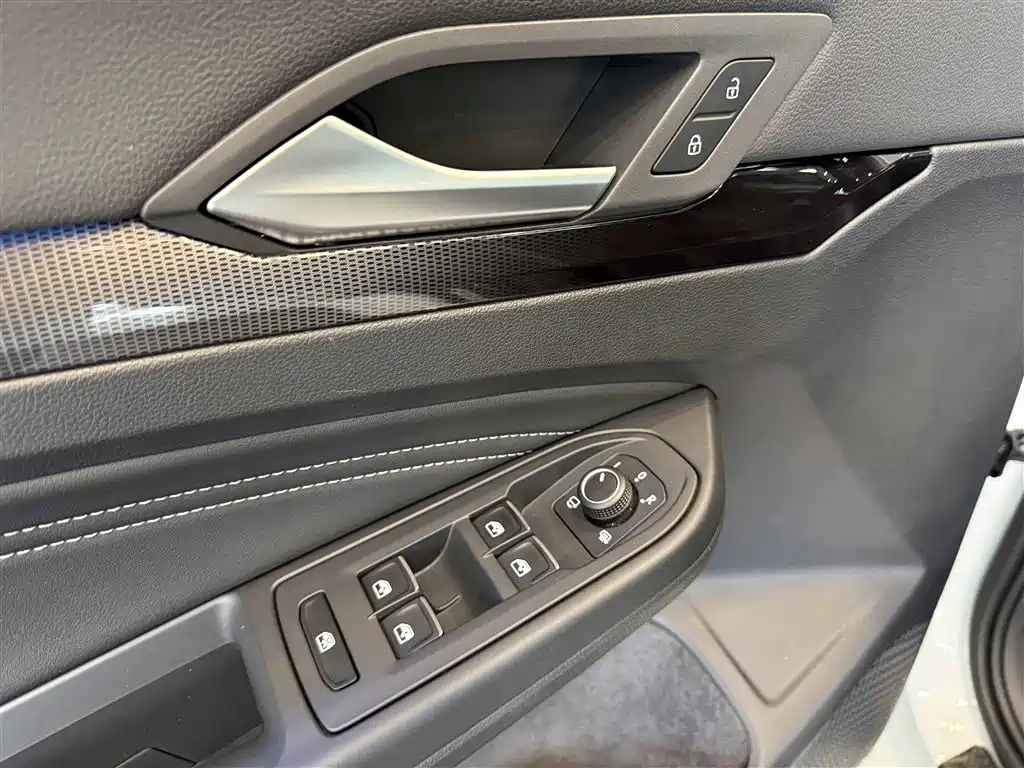 Volkswagen Golf 2023 280TSI DSG R-Line Lite фото 16