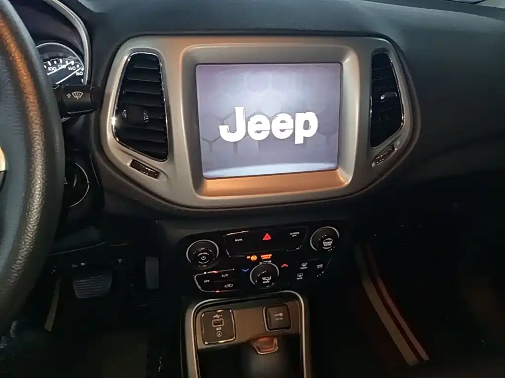 Фото 13 - Jeep Compass