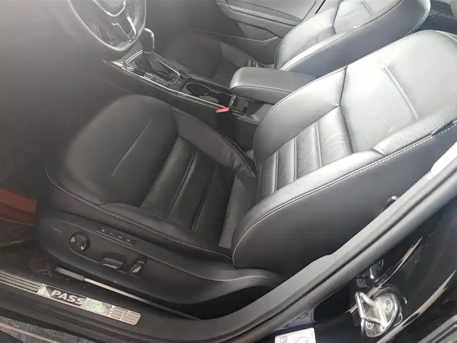 Volkswagen Passat 2017 330TSI DSG Luxury фото 9