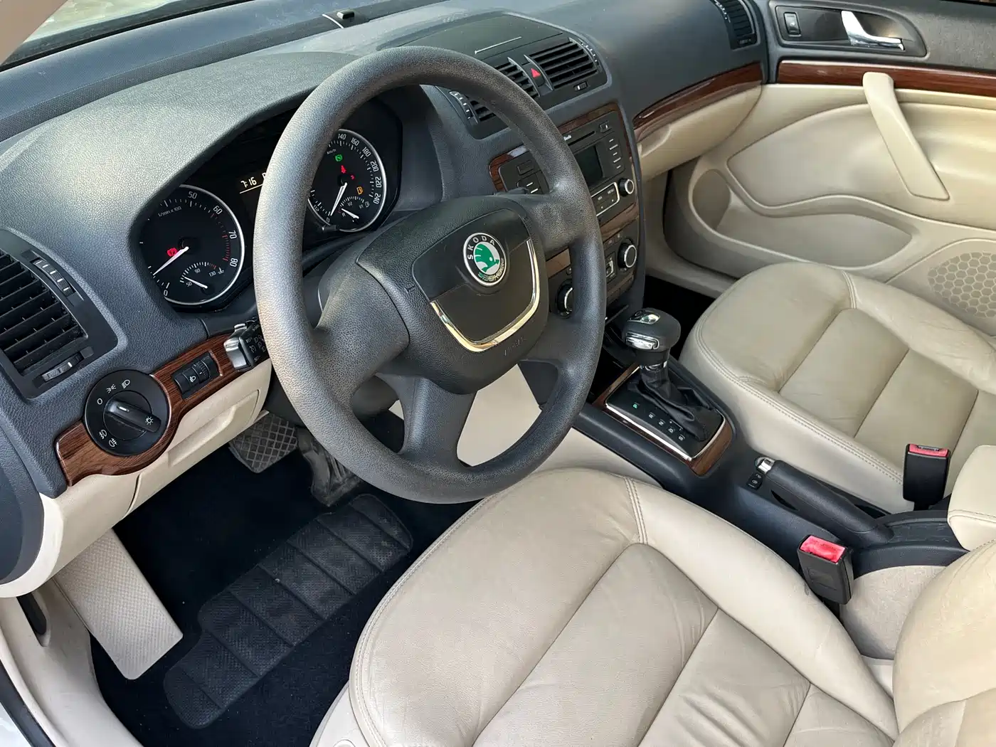 Škoda Octavia 2013 1.6L Automatic Leisure Edition фото 8