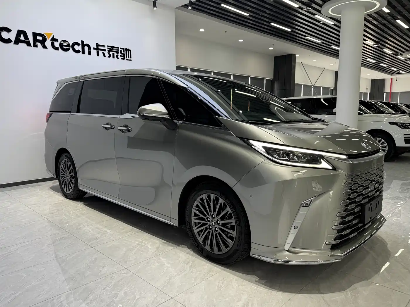 Lexus LM 2023 500h 6-Seater Prestige Edition фото 3