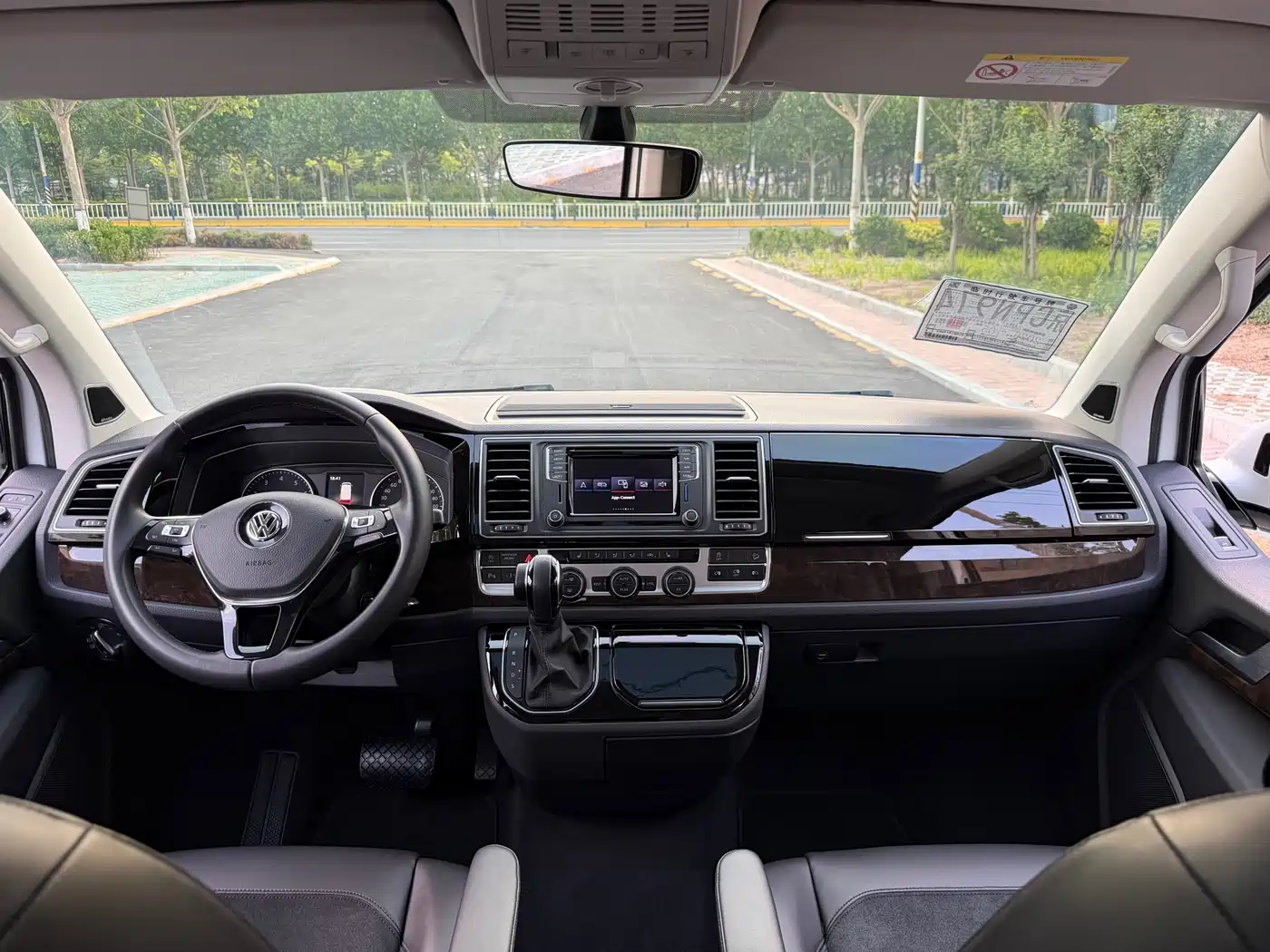 Volkswagen Multivan 2019 2.0TSI 4WD Premium 7-seater фото 7